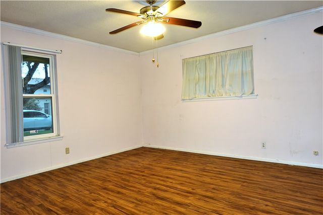 216 Llano Dr, Portland, TX 78374