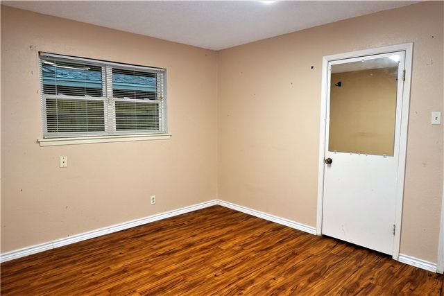 216 Llano Dr, Portland, TX 78374