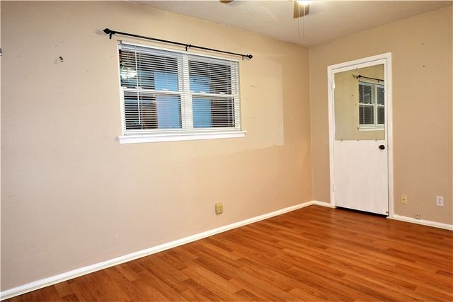 216 Llano Dr, Portland, TX 78374