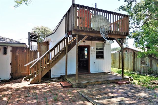 216 Llano Dr, Portland, TX 78374