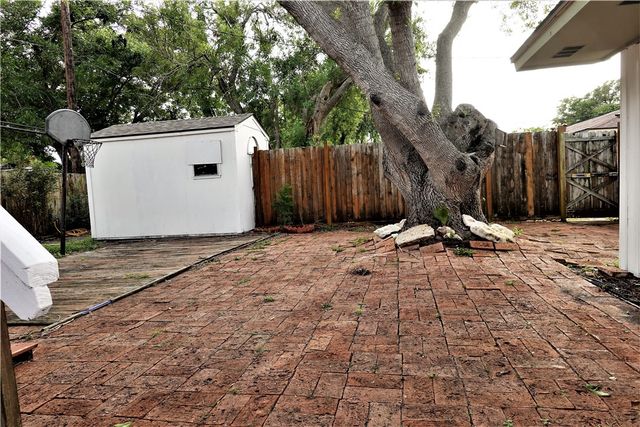 216 Llano Dr, Portland, TX 78374