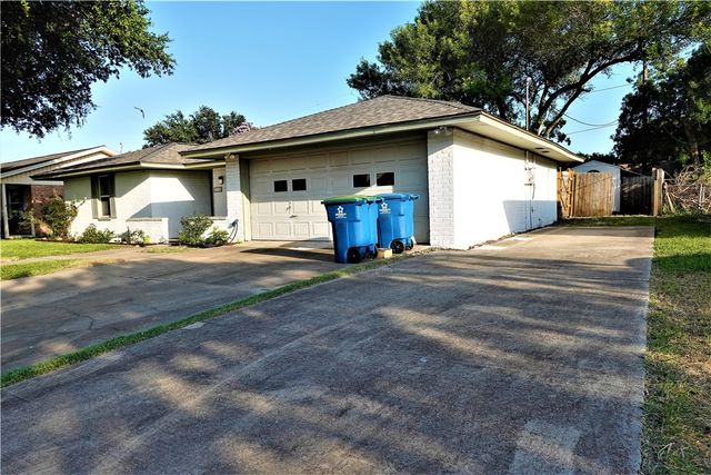 216 Llano Dr, Portland, TX 78374