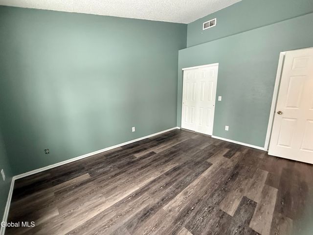 8 Schuyler Court, Clifton Park, NY 12065