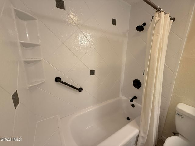 8 Schuyler Court, Clifton Park, NY 12065