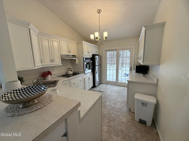 8 Schuyler Court, Clifton Park, NY 12065