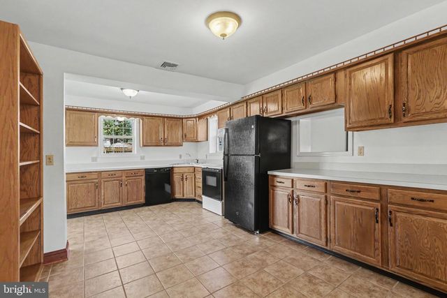 214 N RAILROAD ST, Hummelstown, PA 17036