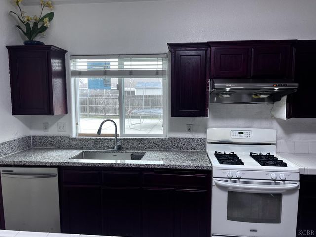 1950 W Rio Hondo Way, Hanford, CA 93230