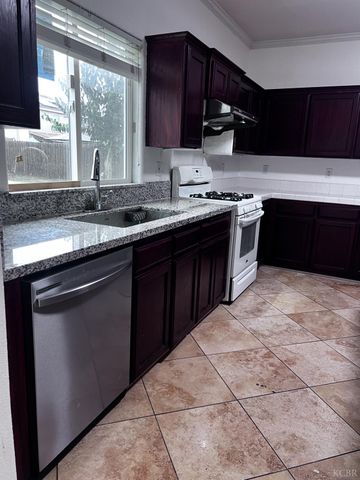 1950 W Rio Hondo Way, Hanford, CA 93230