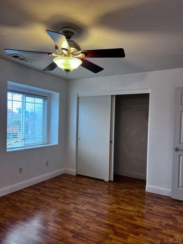 1950 W Rio Hondo Way, Hanford, CA 93230