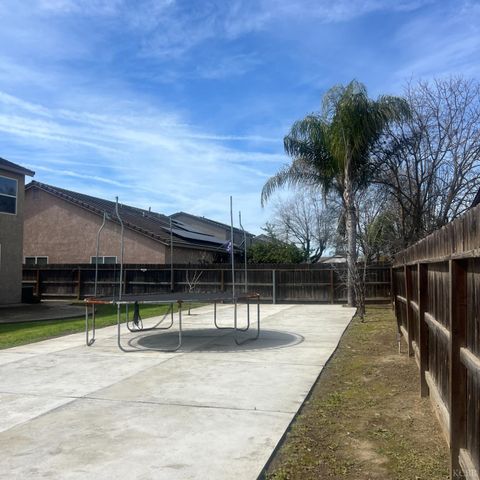 1950 W Rio Hondo Way, Hanford, CA 93230