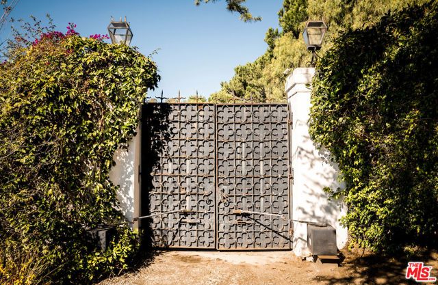 1436 Bella Drive, Beverly Hills, CA 90210