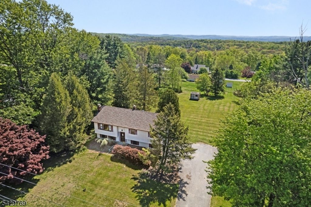 6 STRUBLE PL., Wantage Twp., NJ 07461