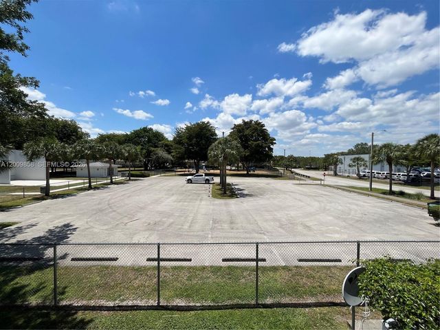 250 W Palm Cir W 204, Pembroke Pines, FL 33025