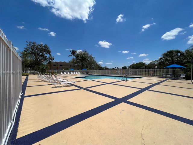 250 W Palm Cir W 204, Pembroke Pines, FL 33025