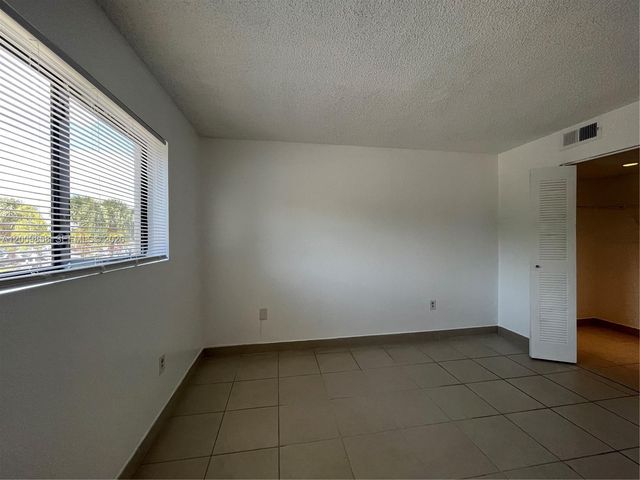 250 W Palm Cir W 204, Pembroke Pines, FL 33025
