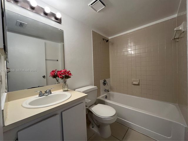 250 W Palm Cir W 204, Pembroke Pines, FL 33025