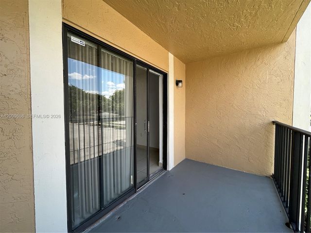 250 W Palm Cir W 204, Pembroke Pines, FL 33025