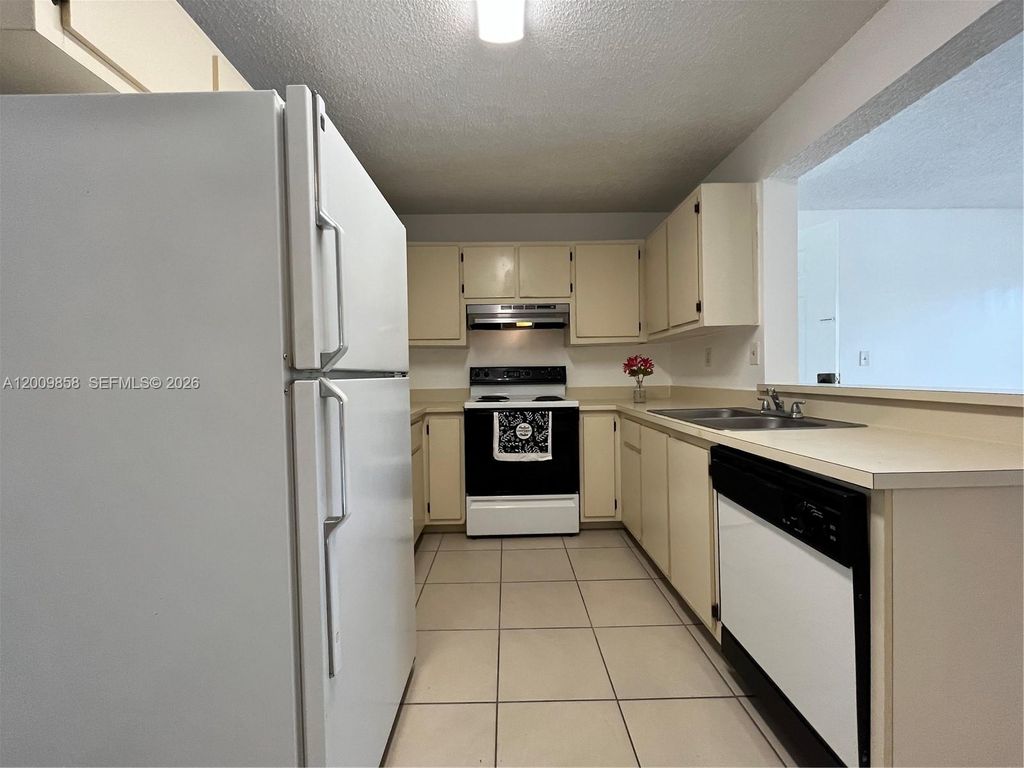 250 W Palm Cir W 204, Pembroke Pines, FL 33025