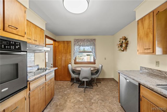 28 Larkwood Road, West Seneca, NY 14224