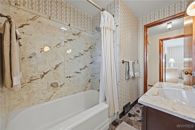 28 Larkwood Road, West Seneca, NY 14224