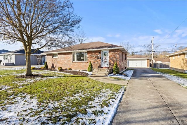 28 Larkwood Road, West Seneca, NY 14224