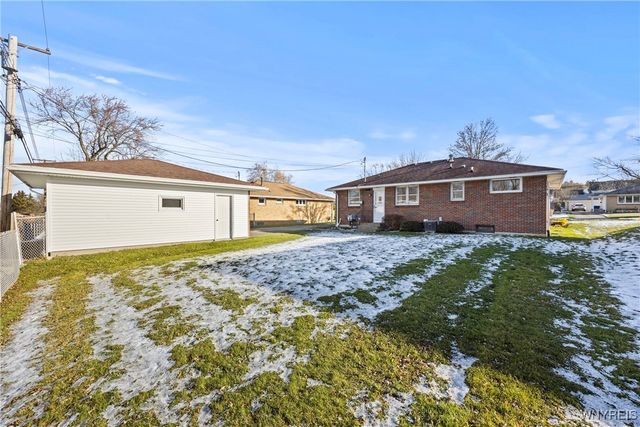 28 Larkwood Road, West Seneca, NY 14224