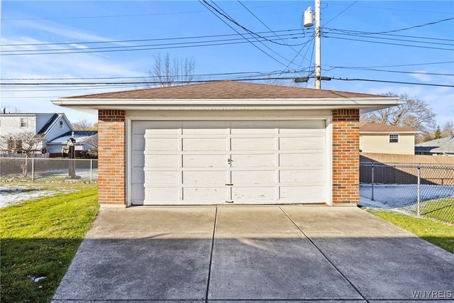 28 Larkwood Road, West Seneca, NY 14224