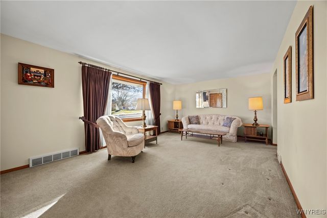 28 Larkwood Road, West Seneca, NY 14224