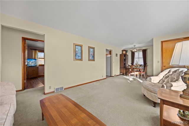 28 Larkwood Road, West Seneca, NY 14224