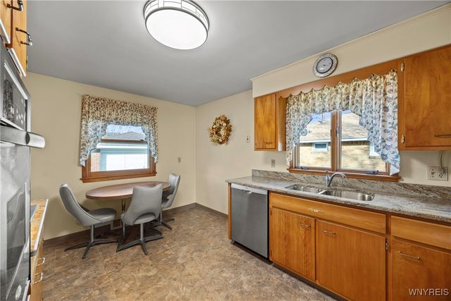 28 Larkwood Road, West Seneca, NY 14224