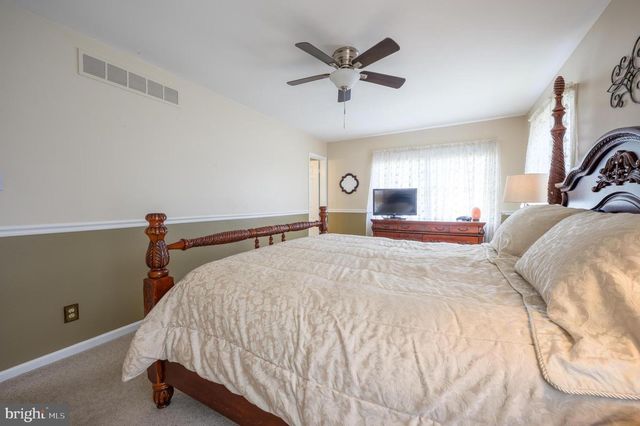 168 KNOTTY OAK DR, Mount Laurel, NJ 08054