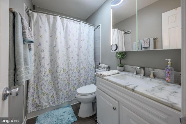 168 KNOTTY OAK DR, Mount Laurel, NJ 08054