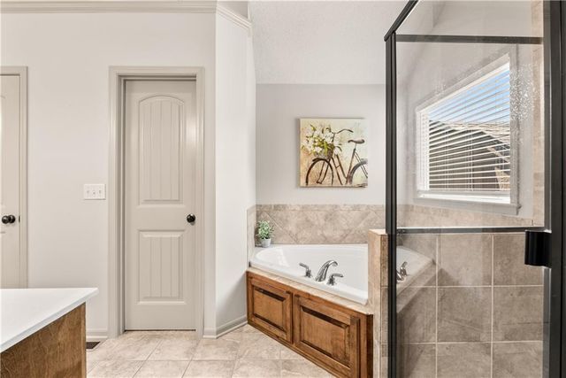1824 NE Woodview Lane, Lee's Summit, MO 64086