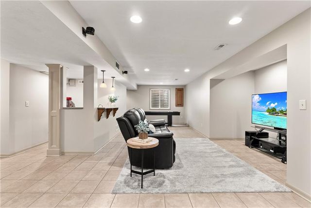 1824 NE Woodview Lane, Lee's Summit, MO 64086