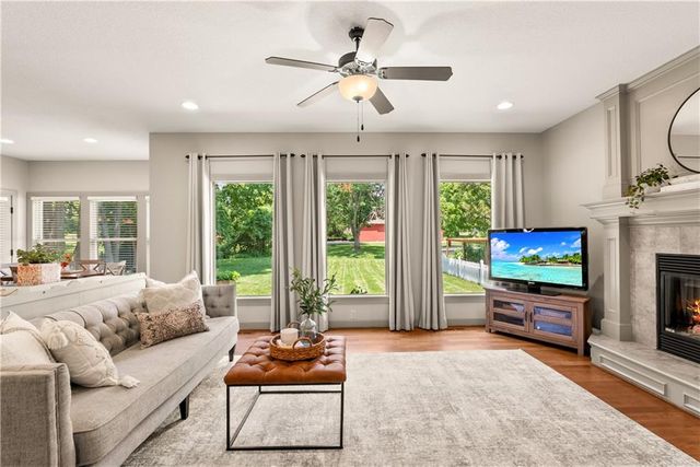 1824 NE Woodview Lane, Lee's Summit, MO 64086