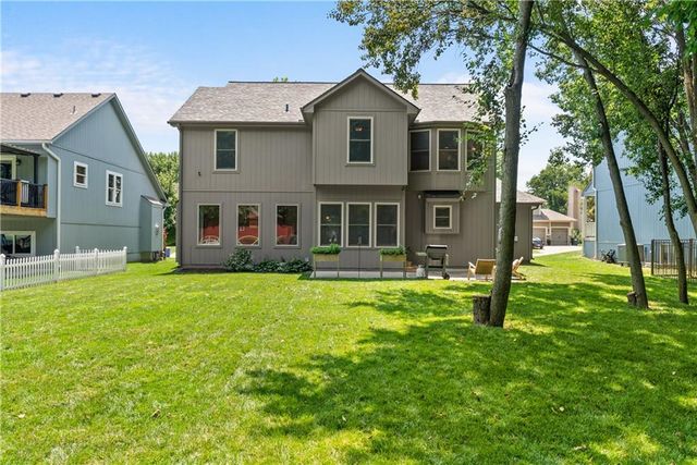 1824 NE Woodview Lane, Lee's Summit, MO 64086