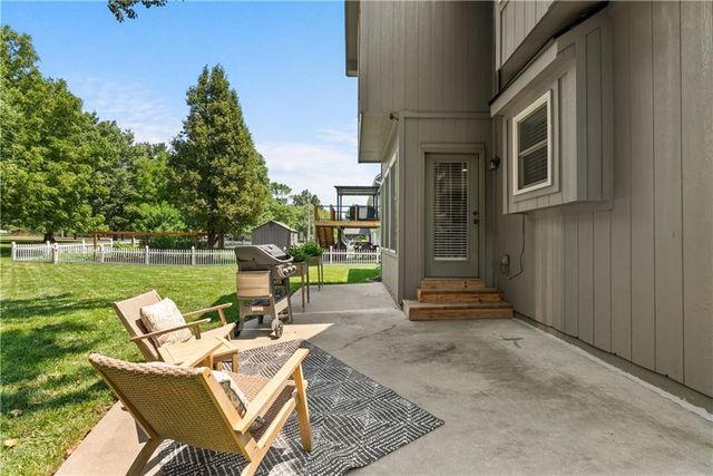 1824 NE Woodview Lane, Lee's Summit, MO 64086