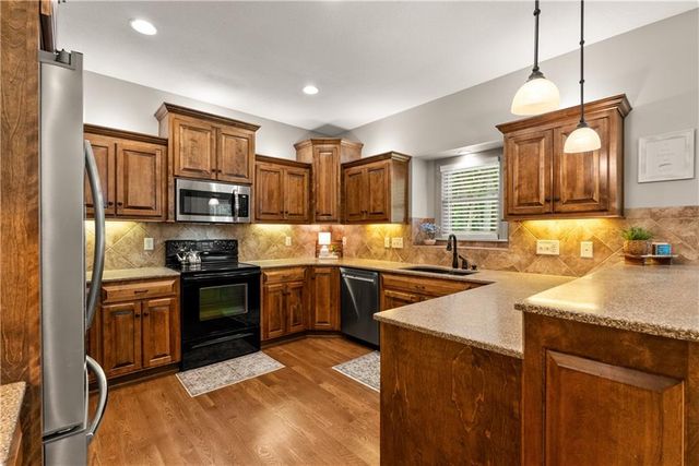 1824 NE Woodview Lane, Lee's Summit, MO 64086