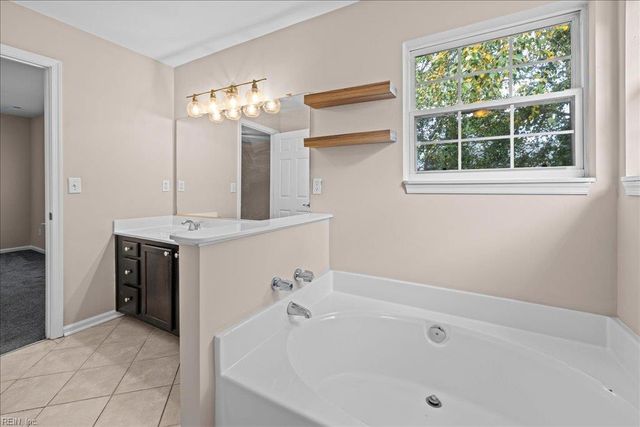 621 Windward DR, Chesapeake, VA 23320