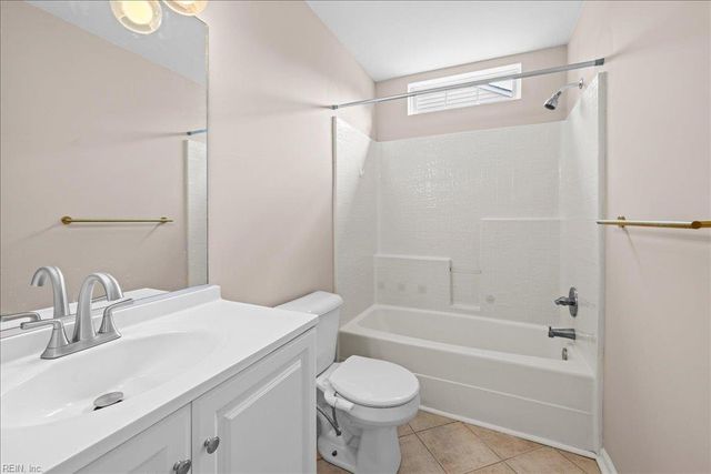 621 Windward DR, Chesapeake, VA 23320
