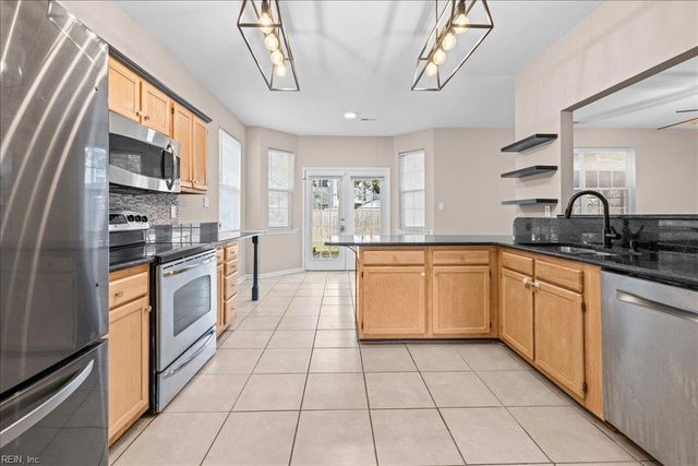 621 Windward DR, Chesapeake, VA 23320