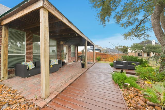 510 Crestwater Court, Houston, TX 77082