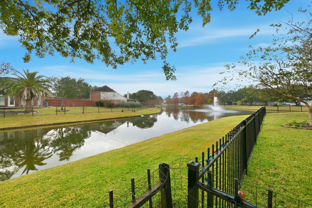 510 Crestwater Court, Houston, TX 77082