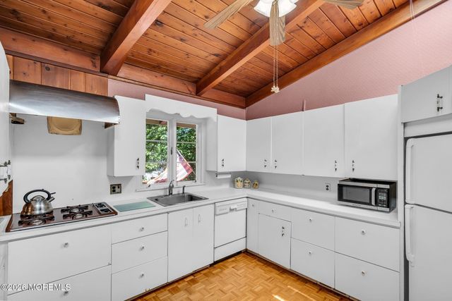 39 Court Drive, Shrewsbury Boro, NJ 07702