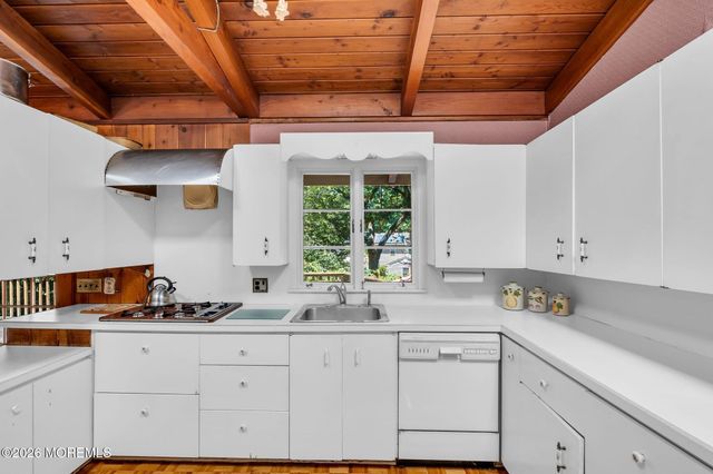 39 Court Drive, Shrewsbury Boro, NJ 07702