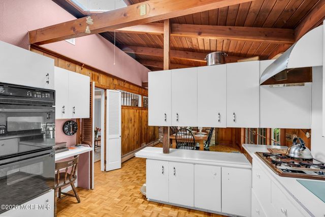 39 Court Drive, Shrewsbury Boro, NJ 07702