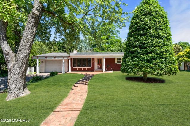 39 Court Drive, Shrewsbury Boro, NJ 07702