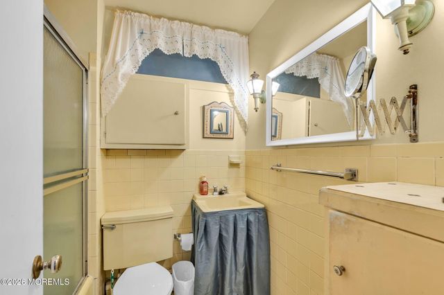 39 Court Drive, Shrewsbury Boro, NJ 07702