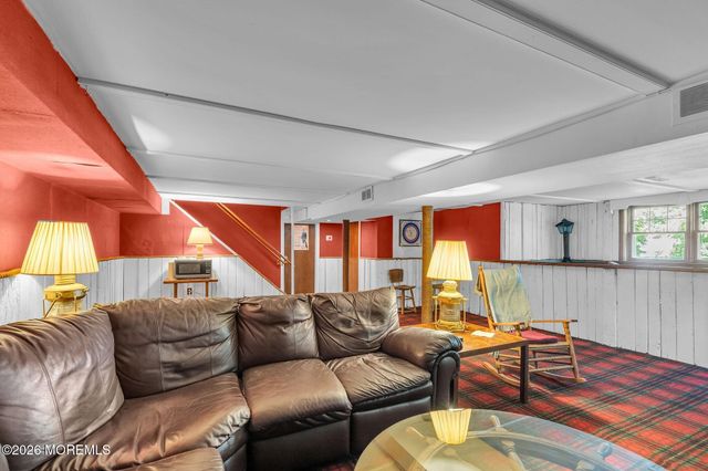 39 Court Drive, Shrewsbury Boro, NJ 07702