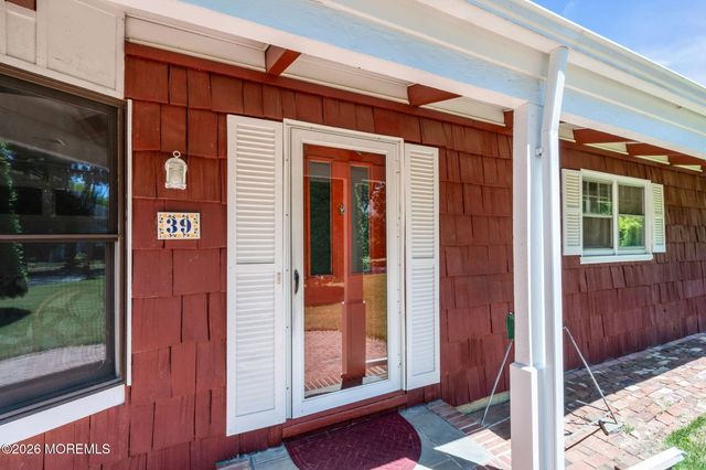 39 Court Drive, Shrewsbury Boro, NJ 07702